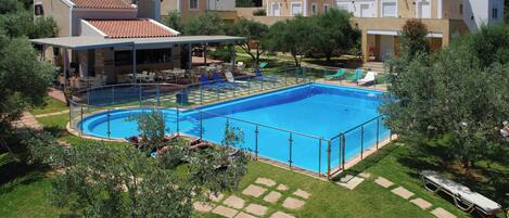 Outdoor pool, pool loungers