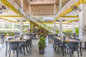 2 restaurantes; se sirven desayunos, almuerzos y cocina internacional 