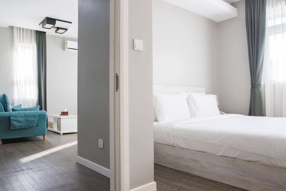 Ein modernes Hotelzimmer mit Bett, einer Couch und einem kleinen Tisch.
