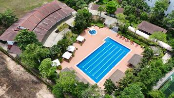 Kolam renang terbuka, dibuka dari pukul 6:00 hingga 22:00, payung kolam