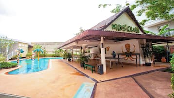 Zona de juegos infantil cubierta