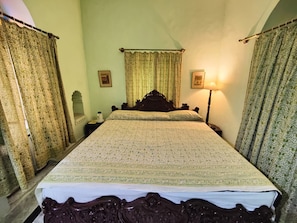 A room with a large bed, two bedside lamps, and curtains. - Palkiya Haveli - A Heritage Home (Kota)