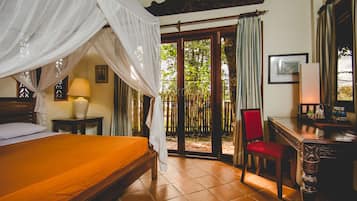 Luxe beddengoed, een kluis op de kamer, een bureau