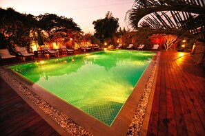 Outdoor pool, sun loungers - Terres Rouges Lodge (Ban Lung)