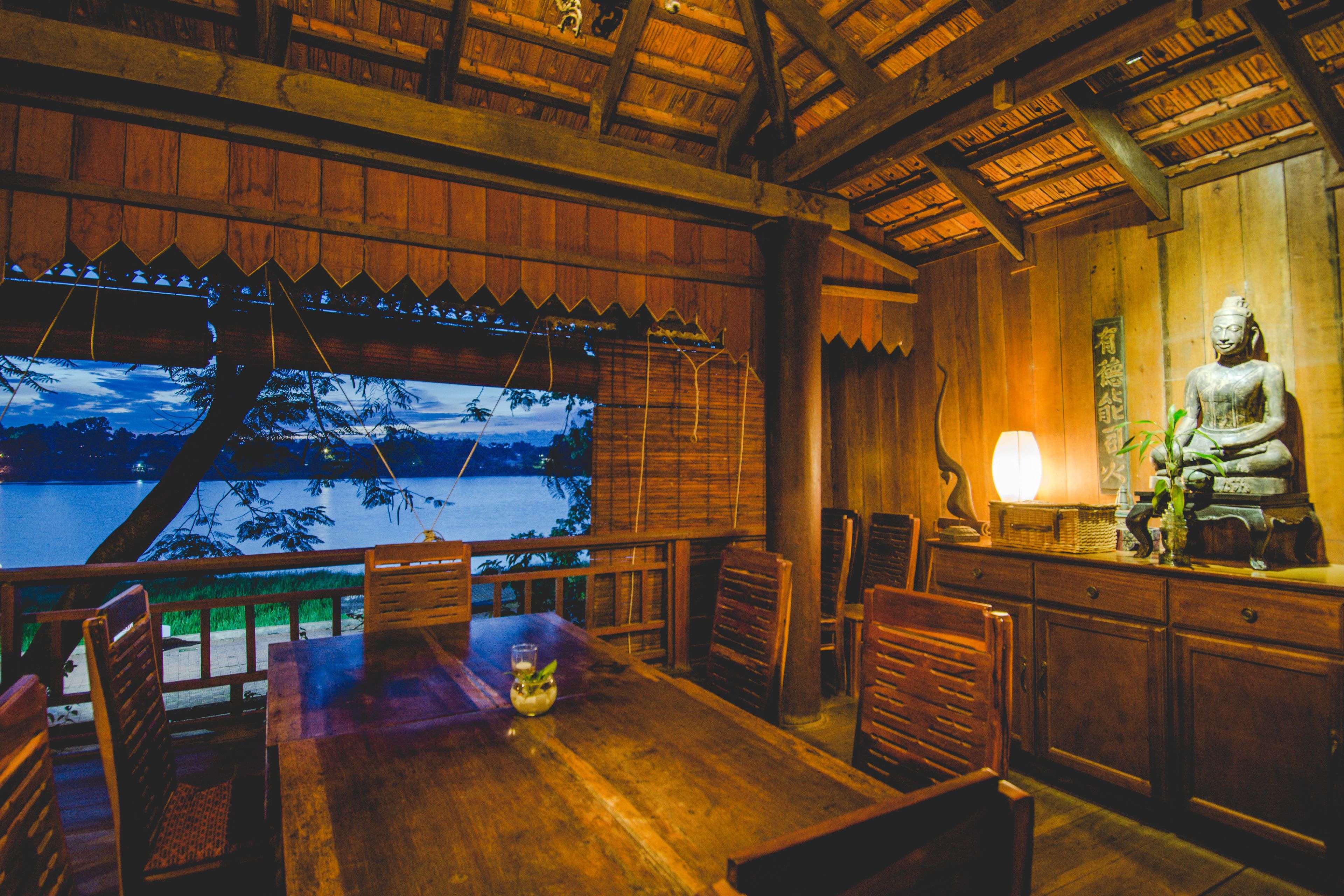 breakfast, lunch, dinner served; international cuisine