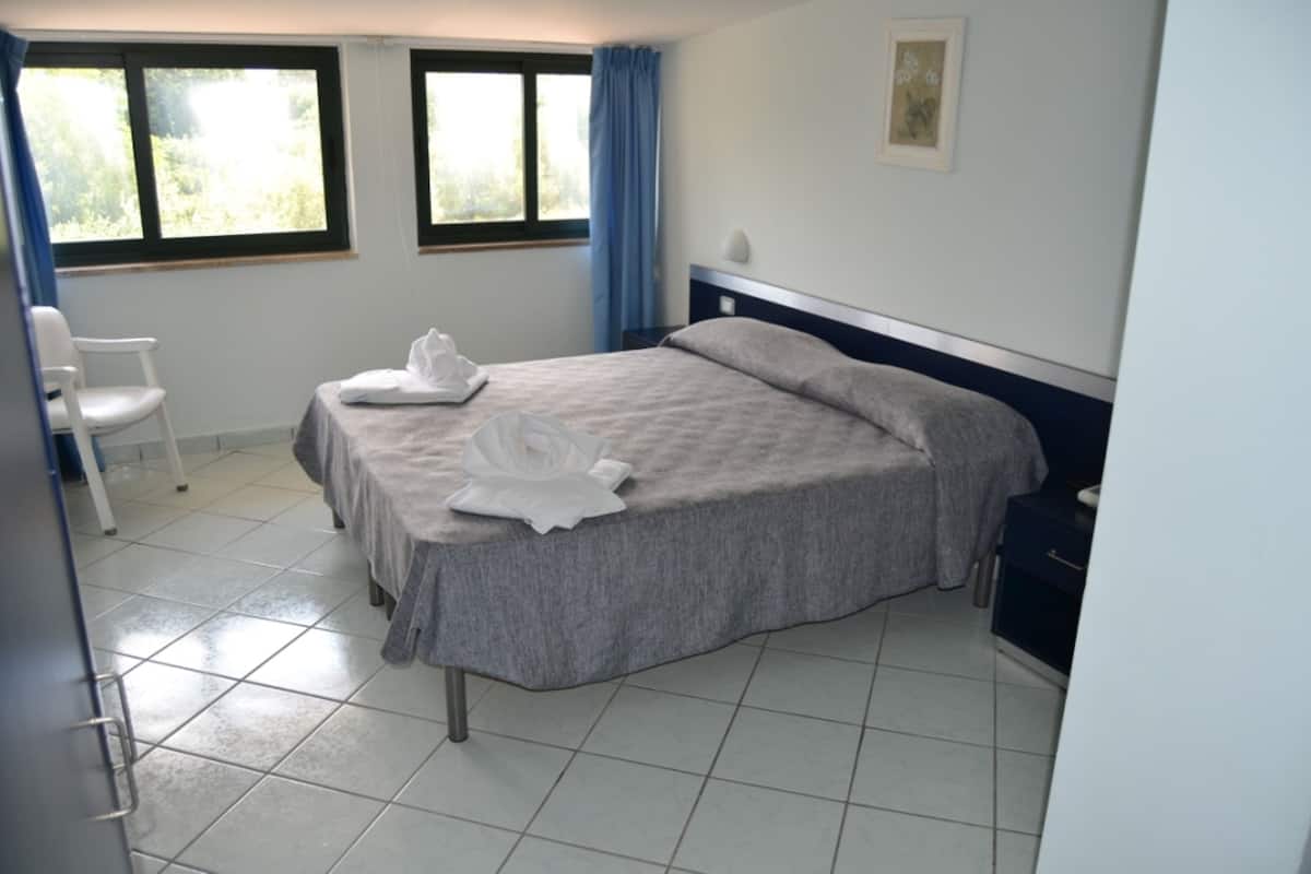Standard Double Room - Mansard | Minibar, skrivebord, barnesenger (inkludert) og wi-fi (inkludert)