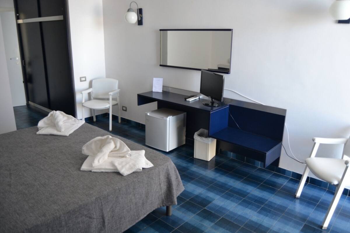 Suite – junior, massasjebadekar, sjøutsikt | Minibar, skrivebord, barnesenger (inkludert) og wi-fi (inkludert)