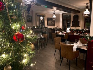 2 restaurants, breakfast, lunch, dinner served; local cuisine  - Hotel Crasborn (Thorn)