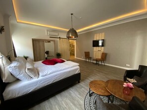 Down duvets, desk, blackout curtains, rollaway beds - Hotel Crasborn (Thorn)