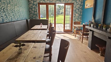 Serveert ontbijt en diner