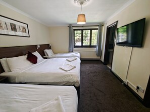 Family Quadruple Room, Multiple Beds, Non Smoking, Ensuite - Little Foxes Hotel & Gatwick Airport Parking (Crawley)
