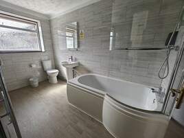 Habitación estándar doble, 1 cama doble, no fumadores, baño privado | Baño | Ducha y bañera combinadas y artículos de higiene personal gratuitos