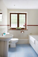 Bañera con ducha, artículos de tocador gratuitos, secador de pelo