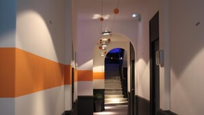 A hallway with a staircase leading to a landing. - b11 Hôtel (Nice)