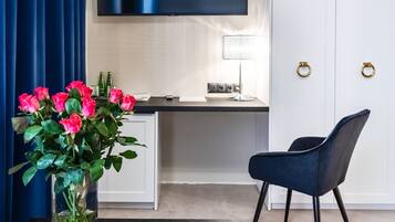 Chambre Double Deluxe | Minibar, coffres-forts dans les chambres, bureau