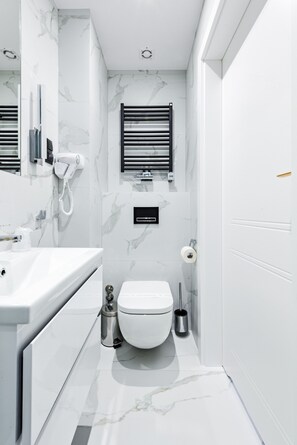 Deluxe Double Room | Bathroom | Shower, free toiletries, hair dryer, bathrobes