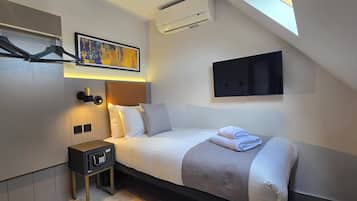 Single Room | In-room safe, desk, laptop workspace, blackout drapes