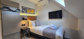 In-room safe, desk, laptop workspace, blackout drapes - Chiswick Rooms (London)