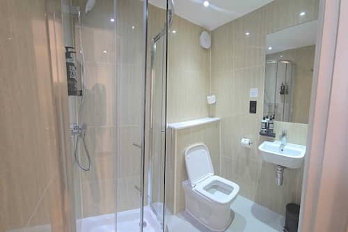 Regadera, amenidades de baño ecológicas, secadora de cabello, toallas