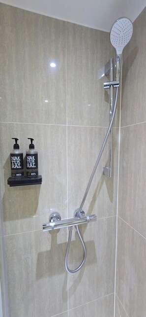 Chambre Standard avec lits jumeaux | Salle de bain | Douche, articles de toilette écologiques, sèche-cheveux