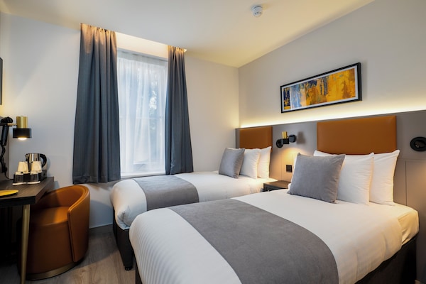 Standard Twin Room | In-room safe, desk, laptop workspace, blackout drapes