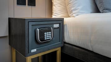 Ein sicherer Safe mit Zahlenschloss, eine Steckdose und ein Schild mit der Aufschrift 'Hotel Primo One'.