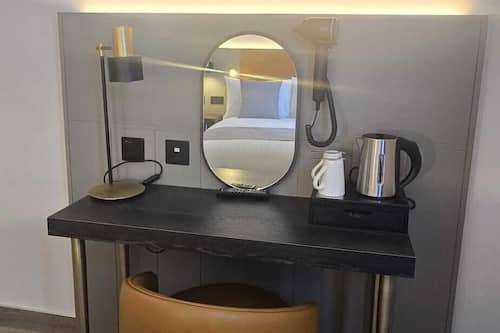 Caja de seguridad en la habitación y escritorio