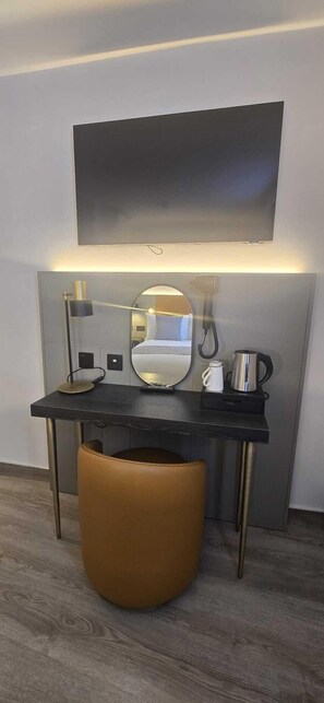In-room safe, desk, laptop workspace, blackout drapes - Chiswick Rooms (London)