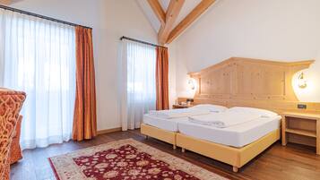 Rom – superior, 1 dobbeltseng eller 2 enkeltsenger | Dundyner, safe på rommet, individuelt dekorert og individuelt innredet