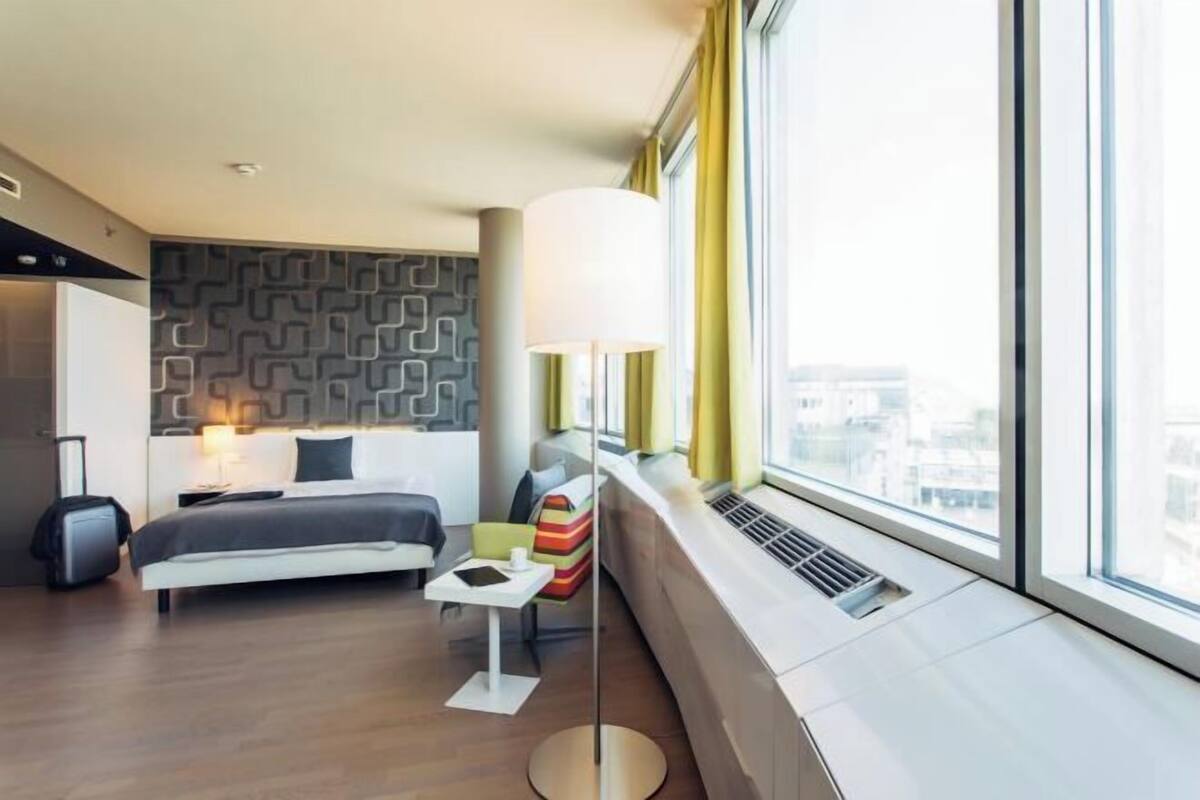 Hypo-allergenic bedding available, in-room safe, desk, laptop workspace