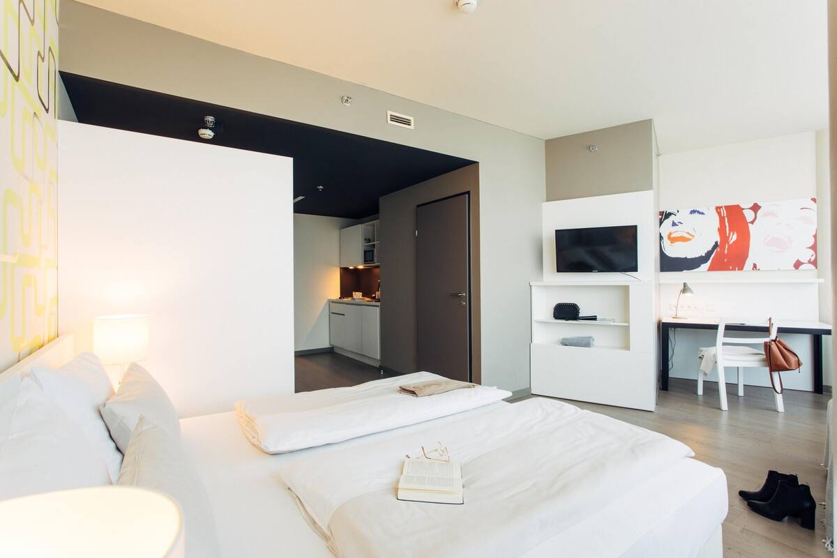 Studio | Hypo-allergenic bedding available, in-room safe, desk, laptop workspace