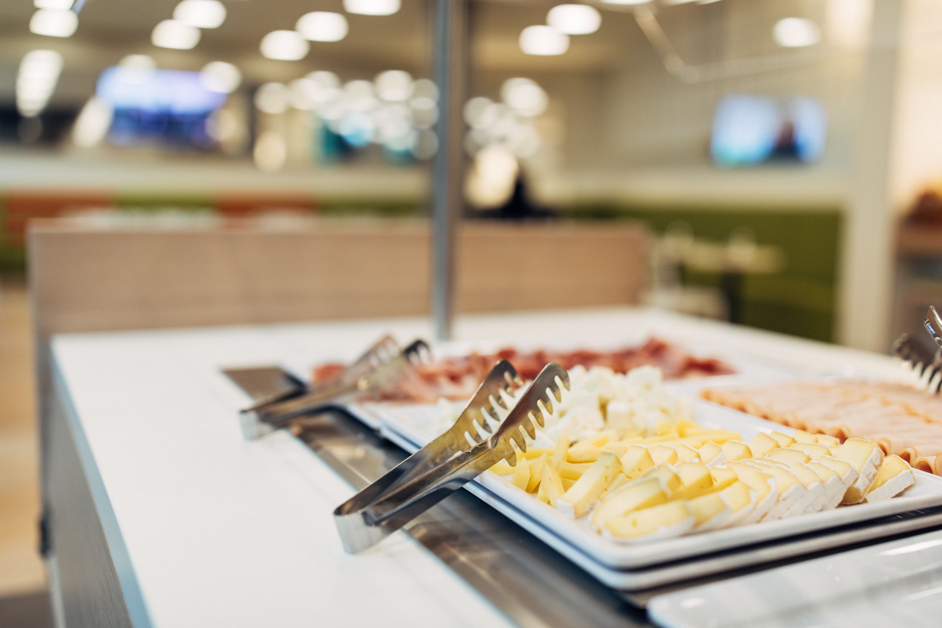 Ein reichhaltiges Buffet mit Speisen und Geschirr.