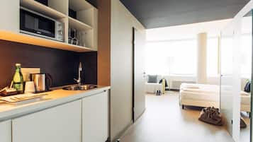 Ropa de cama hipoalergénica y caja de seguridad en la habitación