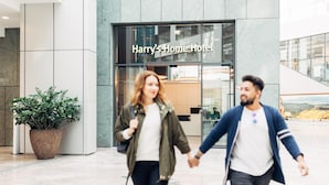 Ein moderner Hotelzugang mit einem Schild, auf dem "Harry's Home Hotel" steht.