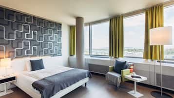 Ropa de cama hipoalergénica y caja de seguridad en la habitación