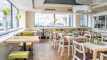 Desayuno buffet (EUR 18 por persona)