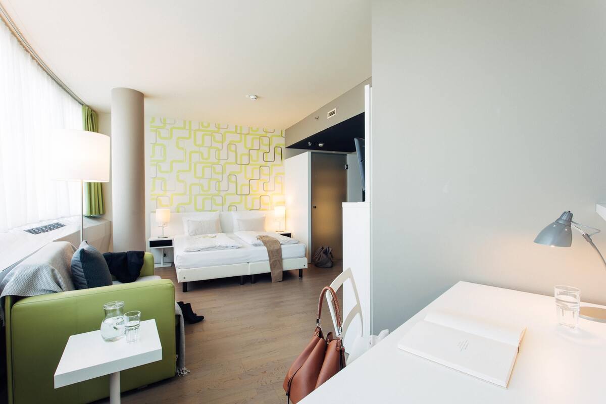 Standard Room | Hypo-allergenic bedding available, in-room safe, desk, laptop workspace