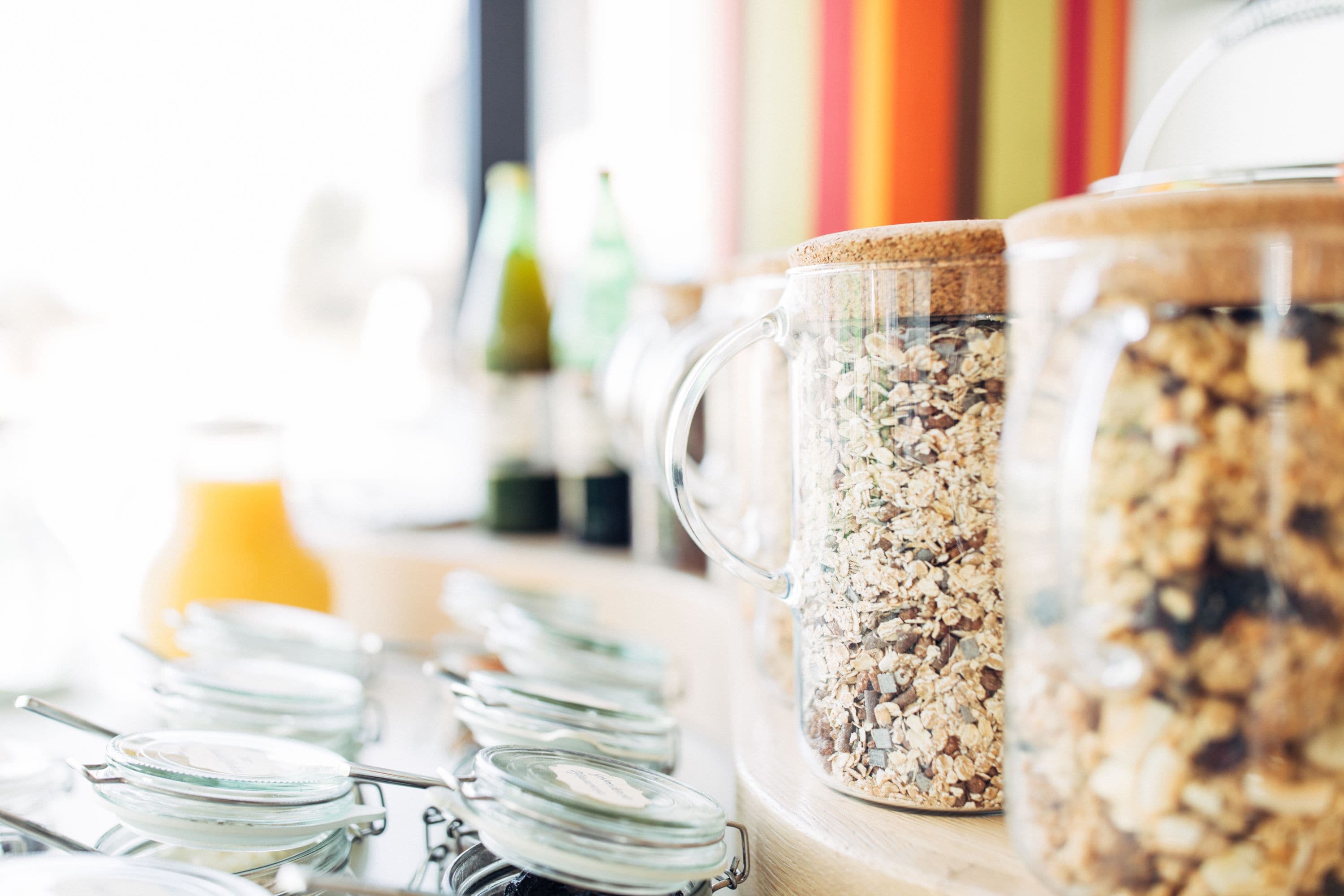 Un bufé de desayuno con diversos alimentos y recipientes.