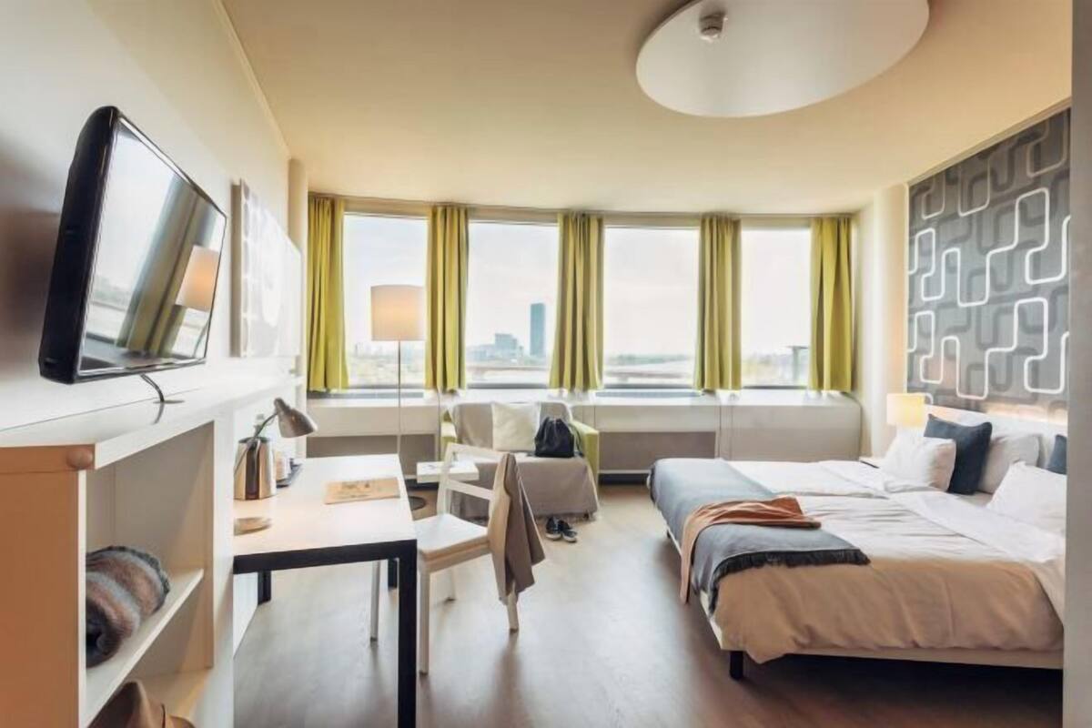 Hypo-allergenic bedding available, in-room safe, desk, laptop workspace