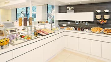 Desayuno buffet (EUR 18 por persona)