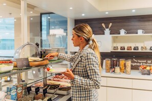 Desayuno buffet (EUR 18 por persona)