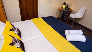 Doppia Standard | Una scrivania, insonorizzazione, ferro/asse da stiro