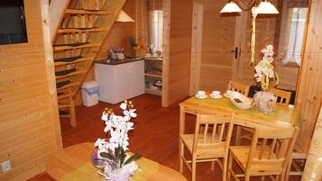 Cabaña tradicional, 1 habitación | Escritorio, insonorización, tabla de planchar con plancha y cunas