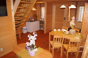 Escritorio, sistema de insonorización y tabla de planchar con plancha