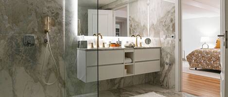 Deluxe Apartment | Bathroom | Free toiletries, hair dryer, bidet, towels
