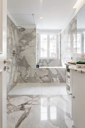 Standard Apartment, 1 Bedroom, City View | Bathroom | Free toiletries, hair dryer, bidet, towels - Lisbon Rentals Chiado (Lisbon)