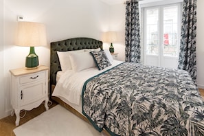In-room safe, individually decorated, individually furnished - Lisbon Rentals Chiado (Lisbon)