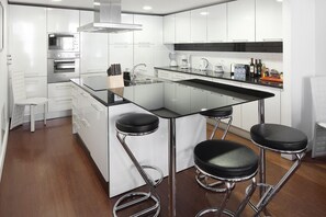 Superior Apartment, 3 Bedrooms | Private kitchen