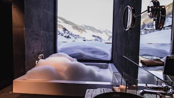 Presidential Suite | Bathroom | Free toiletries, hair dryer, bathrobes, slippers
