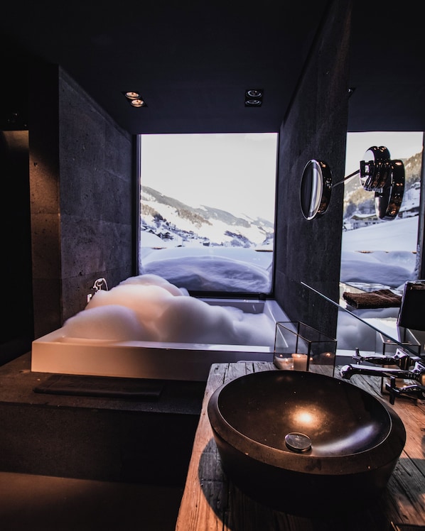 Presidential Suite | Bathroom | Free toiletries, hair dryer, bathrobes, slippers - Hotel Zhero - Ischgl/Kappl (Kappl)
